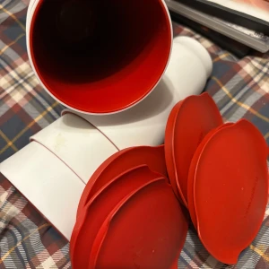 Röd och vit termosmugg - Praktisk röd och vit allegra muggar med lock. Perfekt för att hålla drycker varma eller kalla under resor. Muggen har en stilren design och är lätt att rengöra. Passar utmärkt för både kaffe och teälskare.
