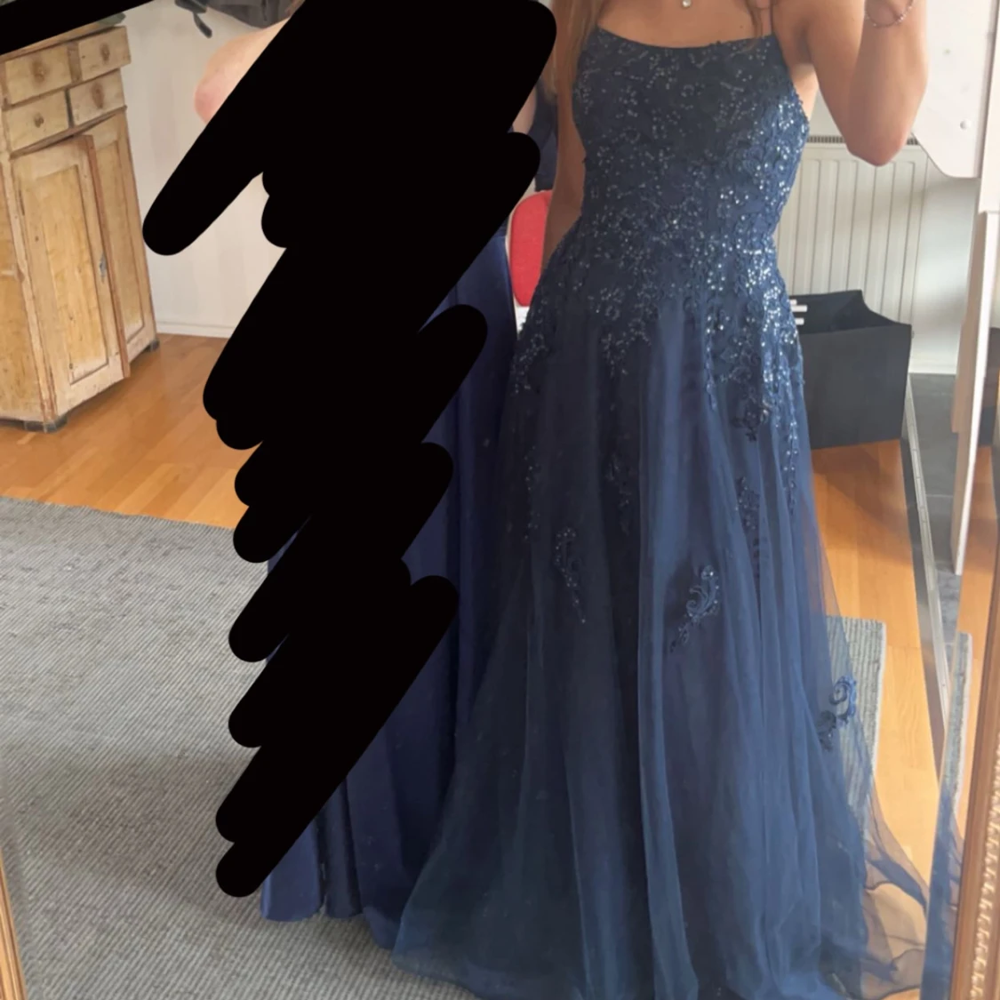 Mörkblå balklänning med paljetter