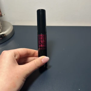 Svart mascara Monsieur Big från Lancôme - Jag har använt den en eller två gånger, nästan full. Säljer en svart mascara från Lancôme med en volymgivande borste. Perfekt för att ge fransarna extra fyllighet och längd. Kommer i en elegant svart tub med rosa detaljer.