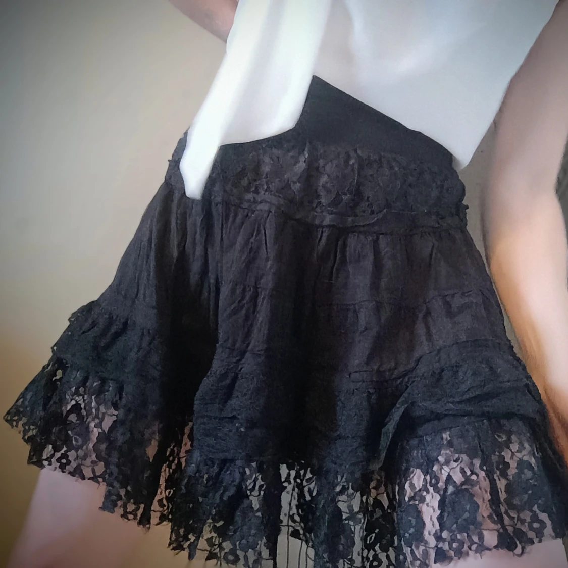 Svart kjol med spetsdetaljer