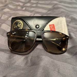 RB boyfriend - Populära rayban bayfriends📈Skick: 10/10 helt nya. Nypris: 1139kr Tillbehör: Glasögonen, original fodralet samt tvätt duken. Otroligt bra pris för ett par nya. Passar de flesta (normal storlek) priset kan diskuteras vid snabb affär 