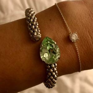 Caroline Svedbom perfect drop armband  - Säljer mitt Caroline Svedbom armband som är i fint skick, de är använt men ser fortfarande mycket bra ut. Stenen är ljusgrön och skimrar jätte vackert som dessa Swarovski kristaller gör :) säljer de då jag fick ett nytt i julklapp i en annan färg som jag önskat mig. Du får självklart asken till armbandet vid köpet. Stenen ser lite ljusare ut i verkligheten än bilderna den är nästan vit grön. Armbandet är allergi säkert och passar alla då det är justerbart 