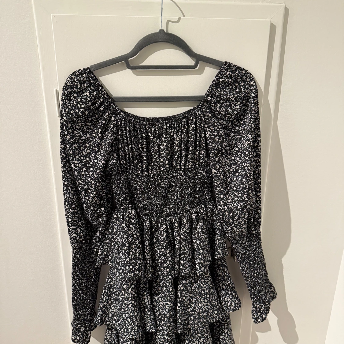 Svart blommig klänning - 92