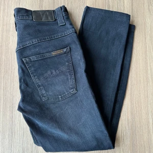 Nudie Jeans korta Thin Finn, storlek W30 L27 - Nudie jeans modell Thin Finn. Storlek enligt lapp 30/32 men se bild på innerbenslängden som är 26-27. Slim fit. Fint skick. Tvätt: Black dust   Ordinarie pris för nya Thin Finn ligger på runt 1200kr. Hör av dig om du har några funderingar.  Storlek W30 L27