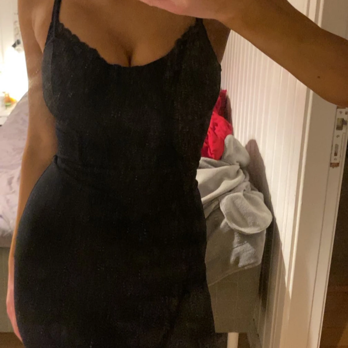 Svart klänning med detaljer - 90