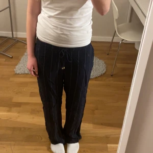 Randiga byxor från Lindex - Snygga mörkblå byxor med vita ränder Lindex. Byxorna tunna och sköna. Pris kan alltid diskuteras!💗💗