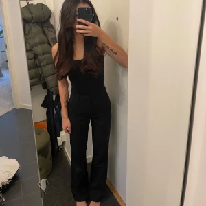 Bil Bok kostymbyxor - Raka kostymbyxor från Bik Bok, modellen heter Vilma och jag säljer dessa i strl Xs. 