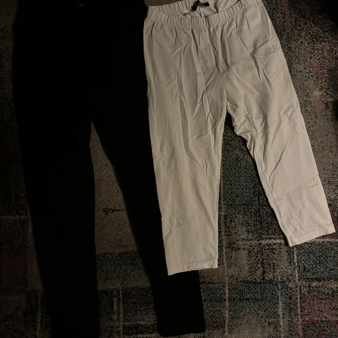 Svarta och vita byxor