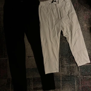 Svarta och vita byxor - Två par tights, ett par svarta med långa ben och ett par vita med korta ben