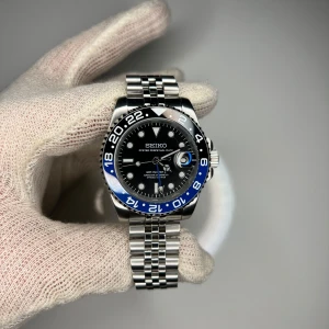 Seiko Batman GMT Mod 40mm - Tjena. Säljer en mycket fin Seiko Batman GMT Mod. Om klockan. 904L rostfritt stål. NH34 GMT automatisk rörelse. Jubilee armband. C3 Lume (night viewing). Öppen baksida. Hör av er. Använd enstaka gång av mig. Pris kan diskuteras lite.