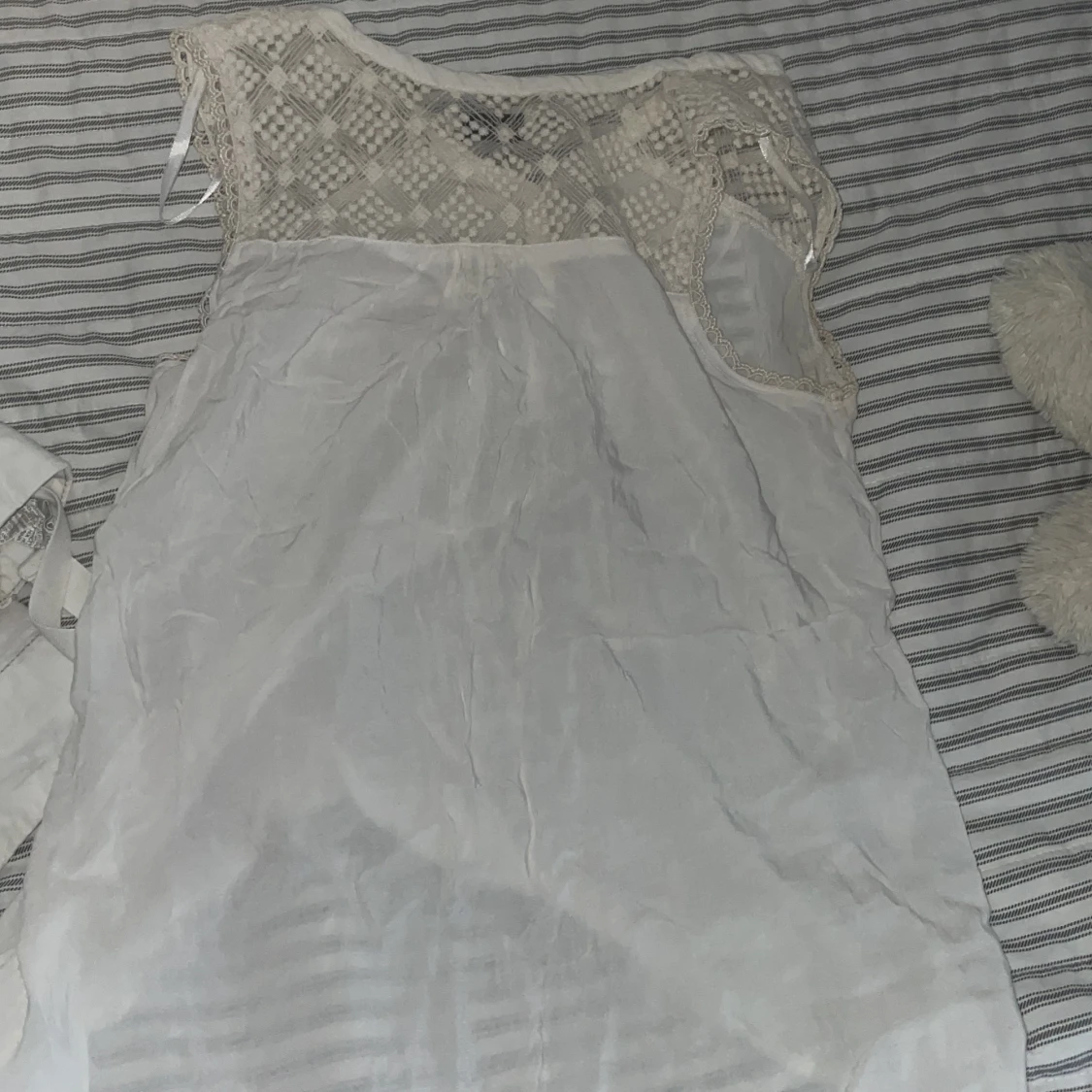 Vit ärmlös blus med spetsdetaljer - 90