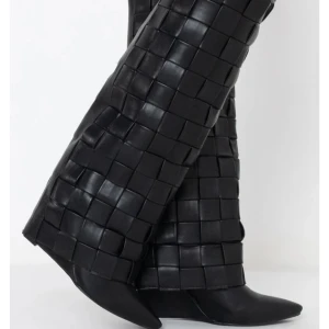 Svarta stövlar från Azalea Wang - Supersnygga boots från Azalea Wang som jag önskar var min storlek! Inte använda en endaste gång och har lapparna kvar på undersidan, nypris 129$ ca 1400SEK. Skicka ett meddelande om du undrar något eller ett bud om du är sugen!  