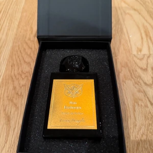 Van Extasyx Extrait de Parfum - Van Extasyx Extrait de Parfum från Lorenzo Pazzaglia. Inköpt från You.se i år för 1690kr. 50 ml ursprungligen, mängd kvar enligt vita strecket på bilden. Säljs med original förpackningen! Har förvarats mörkt och svalt. Ett måste för gourmand älskaren! 