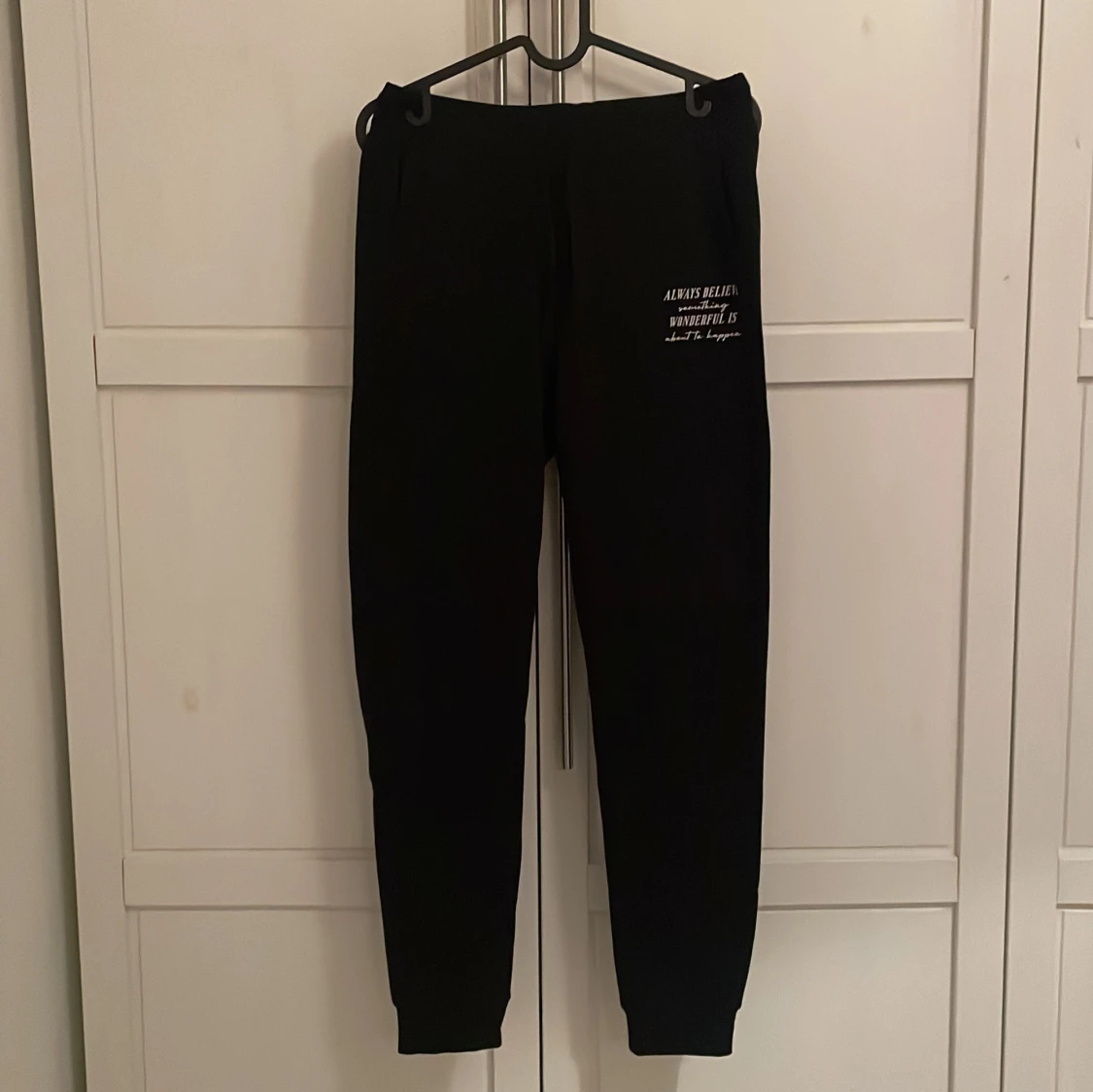 Svarta mjukisbyxor med tryck