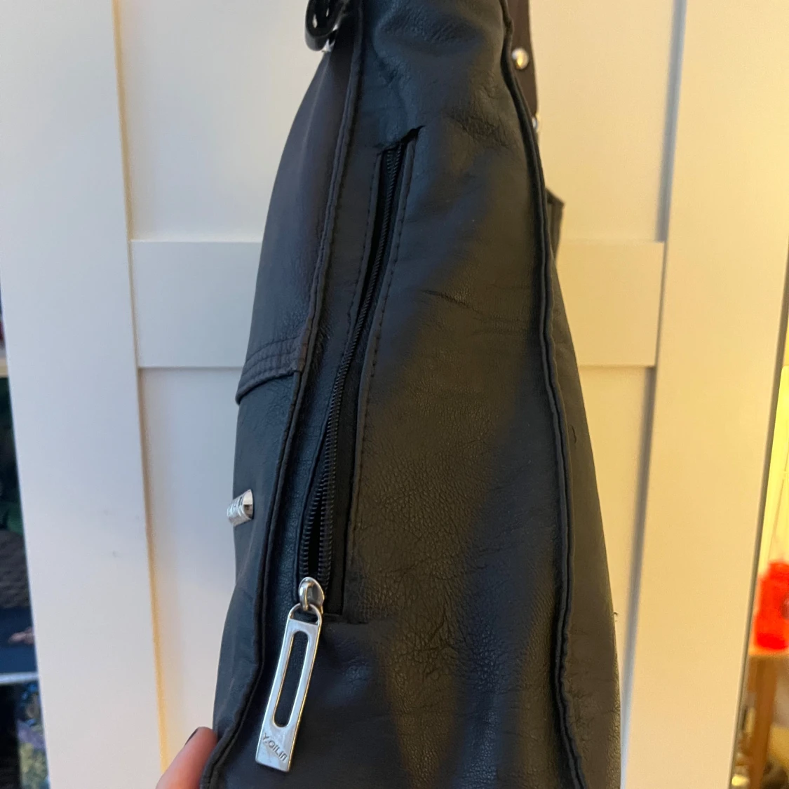 Svart axelväska från Mango - 91