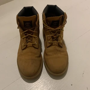 Bruna boots från Timberland - Säljer ett par klassiska bruna boots från Timberland med snörning och robust design. Perfekta för höst- och vinterväder med slitstark sula och bekväm passform. Använda flera säsonger och behöver lite kärlek:-)