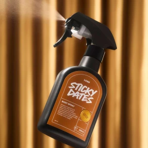 Sticky Dates Body Spray från Lush - Den söta och kryddiga doften av Sticky Dates Body Spray från Lush. Denna kroppsspray kommer i en stilren svart flaska med en praktisk spraypump. Perfekt för att fräscha upp din dag med en varm och inbjudande doft av karamell och sötma💗Endast använd 2-3 gånger.