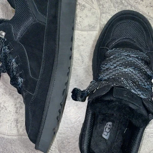 Svarta sneakers från UGG  - om du undrar Vrf boxen ser ut så där är för den var inslaget jul packet jag har svart snören också Snygga svarta sneakers från UGG med grov sula och snörning. Skorna har en kombination av mocka och syntetmaterial, vilket ger en stilren look. Perfekta för en casual stil.