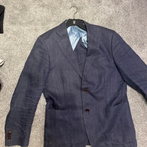 Blå kavaj Oscar Jacobson 100% linne  - Mörkblå kavaj från Oscar Jacobson i 100% linne. Linnekavaj. Välanvänd dock.