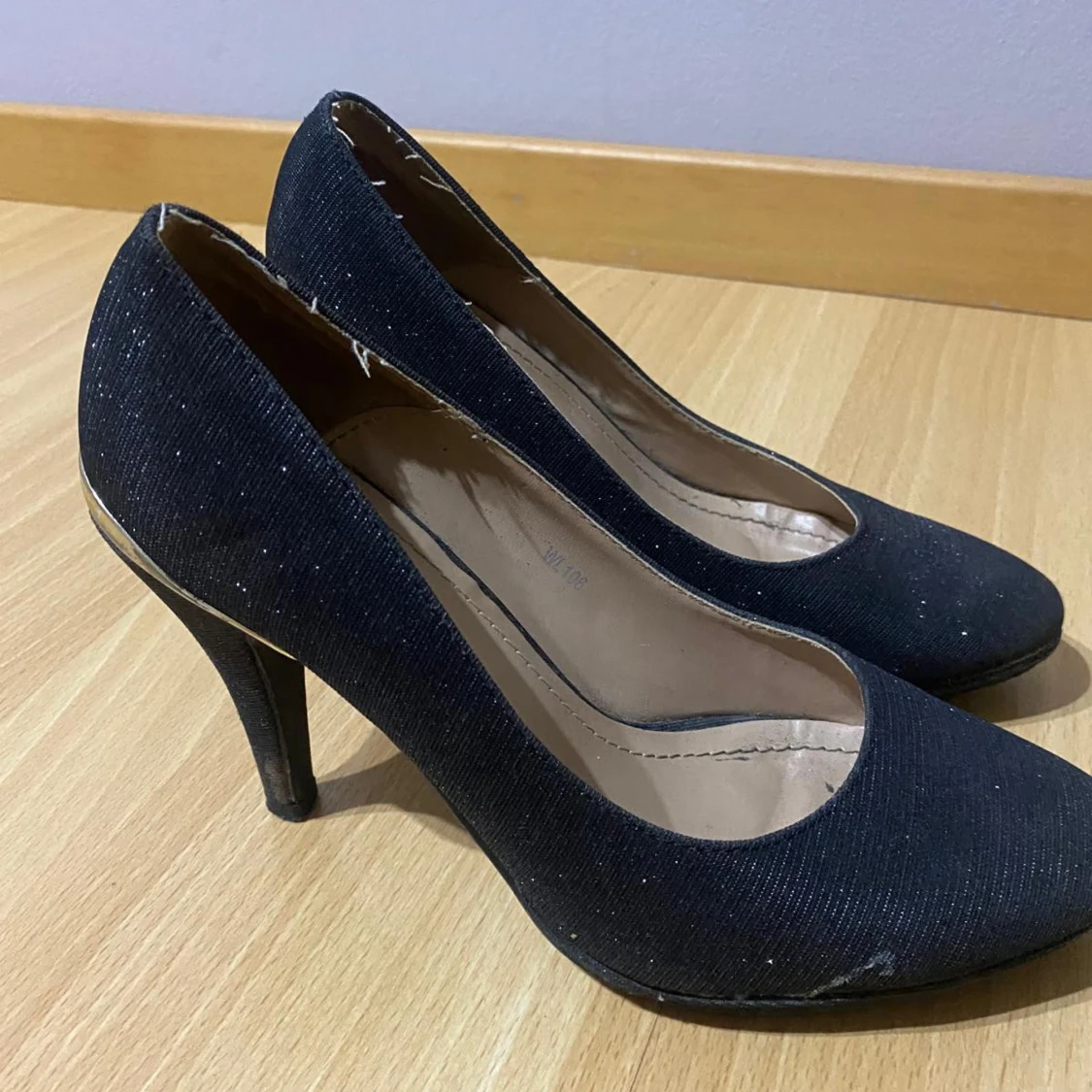 Svarta glittriga pumps med gulddetalj - 93