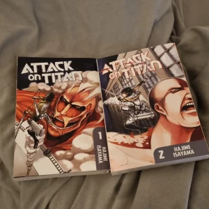 Attack on Titan Volym 1 och 2 - Säljer de två första volymerna av den populära mangan 'Attack on Titan' av Hajime Isayama. Serien handlar om mänsklighetens kamp mot jättelika titaner. Perfekt för fans av action och spänning. Båda kommer på köpet