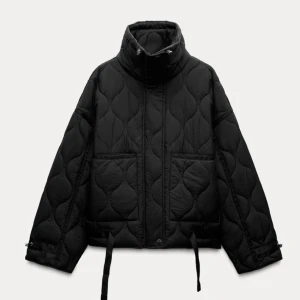 Jacka  - Svara quiltad jacka från zara. Helt oanvänd med prislappen på. Ursprungsorts 699. 