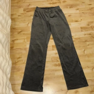 Grå byxor från Gina Tricot - Säljer ett par grå byxor från Gina Tricot i storlek XXS. Byxorna har en loose passform och är tillverkade i polyester med elastan för extra komfort. Perfekta för en avslappnad stil.