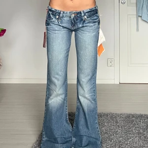 Jeans - Midjemått: 39cm rakt över, innerbenslängd: 81cm 💕