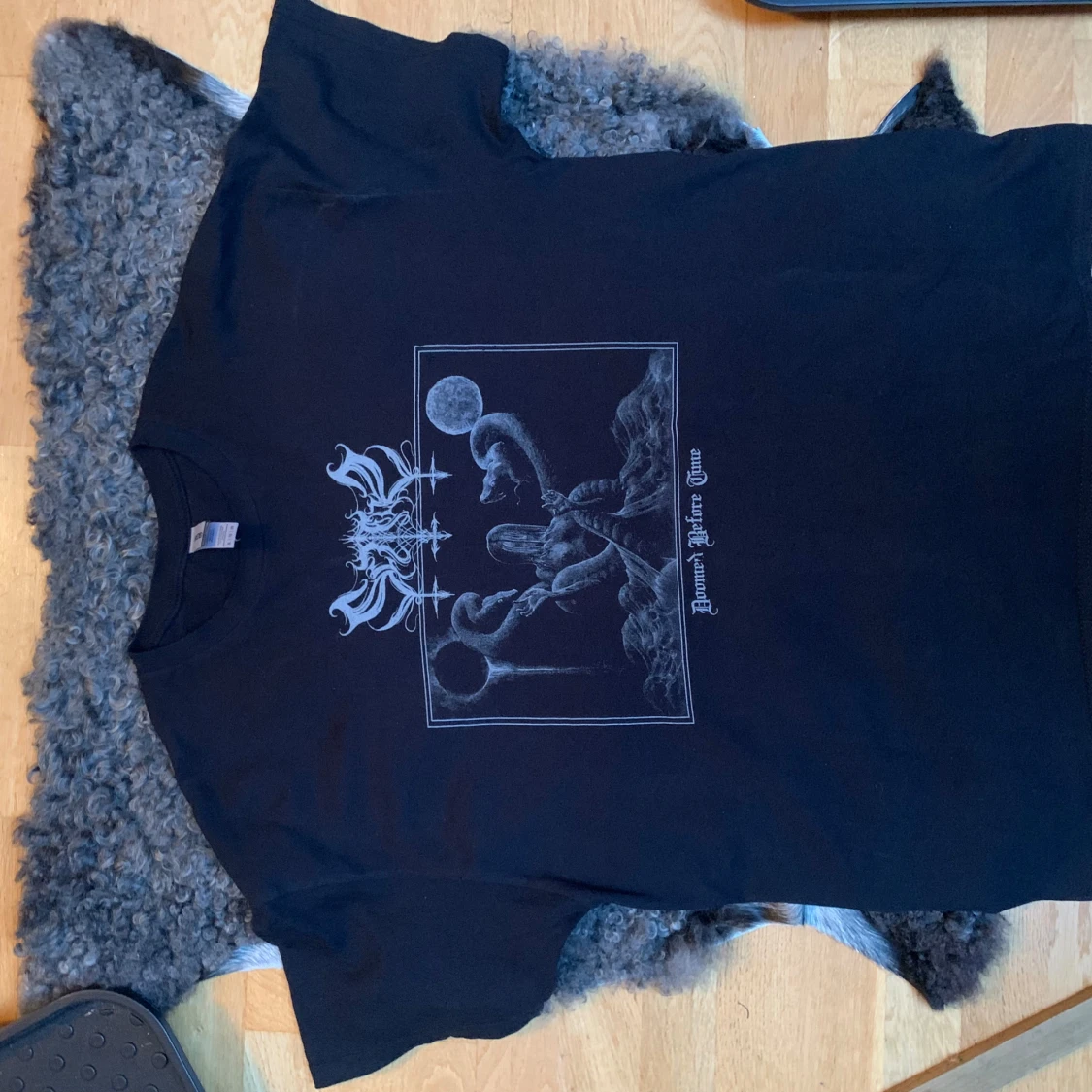 Svart t-shirt med tryck - 90