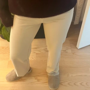 Beige byxor - Ljusa kostymbyxor från vero moda med en straight passform. Storlek S. Jättefina och endast använda ett fåtal gånger. Skriv vid frågor🤍