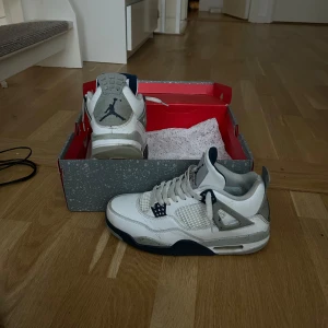 Äkta Jordan 4 Retro Midnight Navy - Snygga äkta Jordan 4 Retro Midnight Navy. Köpta från Soleplus, Skorna är använda men fortfarande i bra kvalitet o bra färg. Priset går såklart att diskutera 