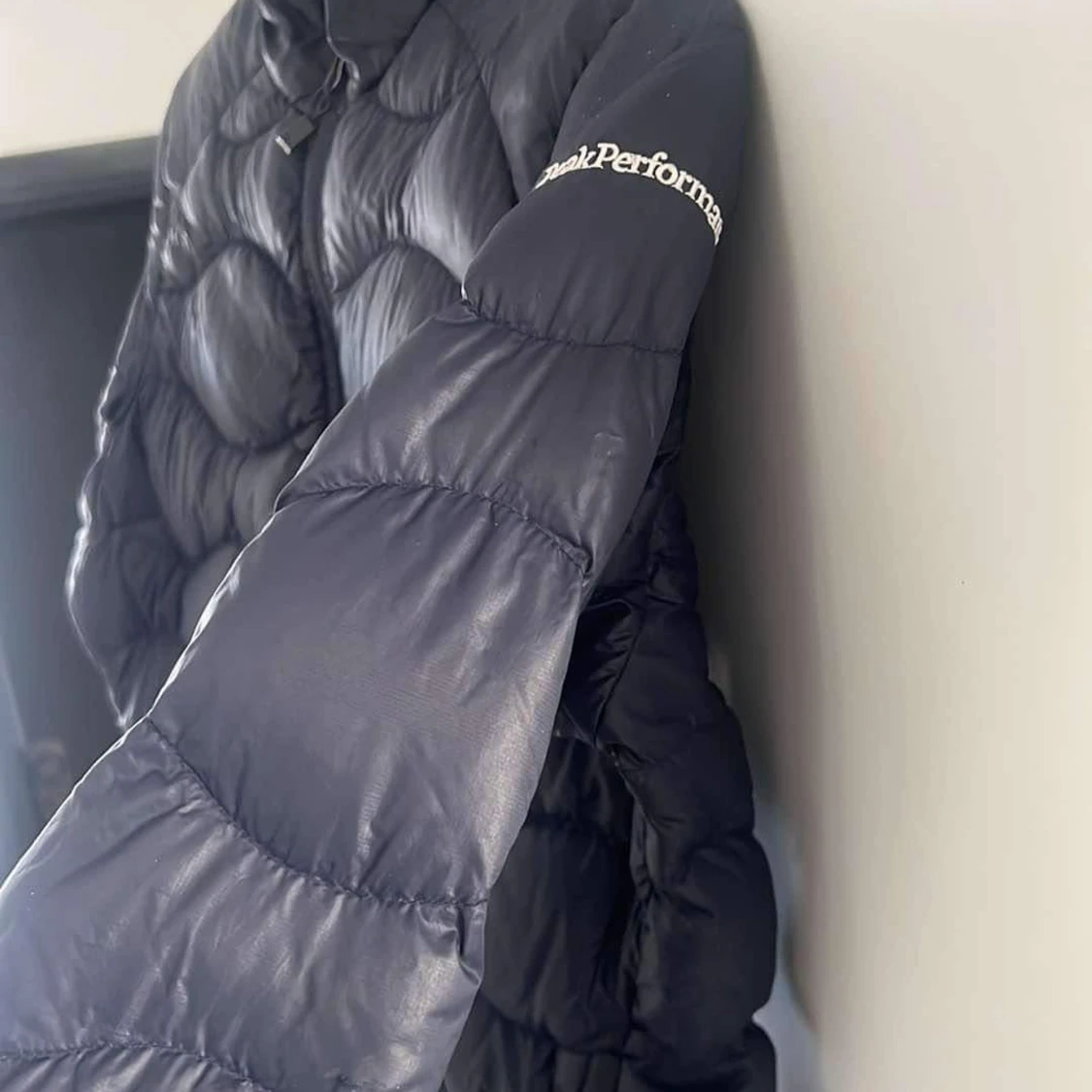 Svart dunjacka från Peak Performance - 90