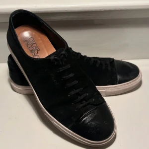 Sneakers från Axel Arigato x Oscar Jacobson kollektionen - Nu säljer jag dessa fräscha sneakers från Axel Arigato och Oscar Jacobson kollektionen. Skorna är köpta på NK i Stockholm 2020 och är ytterst svåra att få tag på idag. De är i mycket bra skick och är endast använda utomhus max tre gånger. Som sagt är de riktigt sällsynta men jag kan tänka mig att att diskutera priset vid en snabb affär då skorna bara står och samlar damm. Nypris 2500!  