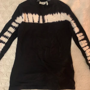 Svart och vit långärmad tröja med batikmönster - Snygg svart långärmad tröja från Weekday med ett coolt batikmönster i vitt över bröstet och ärmarna och ryggen:)