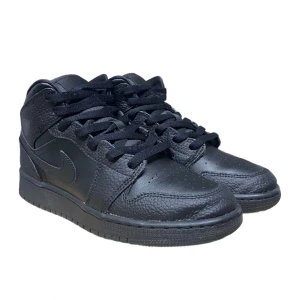 Svarta Nike Air Jordans - Snygga svarta Nike Air Jordans med klassisk design. Perfekta för en stilren look med hög komfort. 