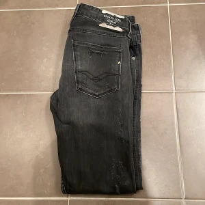 Replay jeans - Säljer replay Anbass byxor med mycket slitningar, storlek W34 L34 men är små i storleken.