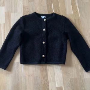 Svart cardigan från Gina💓 - Svart cardigan med knappar från Gina Young💓 Storlek 158/164, endast provad på.