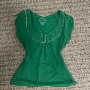 Vintage top - Säljer denna jättefina gröna vintage top eftersom den inte kommer till användning! Använd ung 3 gånger men köpte på Plick, den är i väldigt bra skick! Det står strlk L men den passar mig perfekt som har S/36!❤️