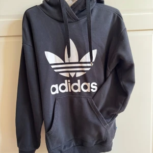 Svart adidas hoodie - Kommer inte till användning längre men är fin och skön samt välbehållen💗