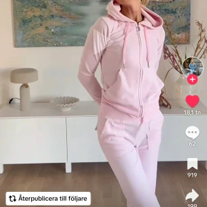 Juicy couture byxor velour  - Säljer dessa byxorna från juicy couture 💗 helt nya med lappen kvar!! Köpta för 1200kr, i färgen cherry blossom