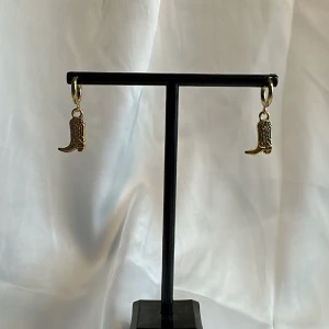 Guldiga cowboyboots örhängen - Egentillverkade guldiga örhängen med guldiga berlocker i form av ett par cowboyboots