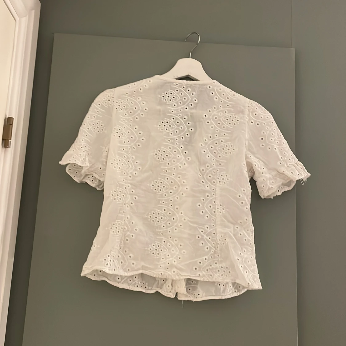 Vit blus med hålmönster - 90