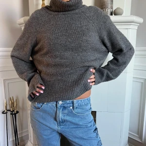 Zara stickad tröja - Snygg stickad tröja från Zara. Lite nopprig men superlätt att ta bort med maskin. Kan även göra det innan varan skickas❤️