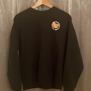 Svart tröja med tryck strl S - Säljer en svart tröja från H&M med ett litet tryck på bröstet. Tröjan har långa ärmar och en rund halsringning. Perfekt för en avslappnad stil.