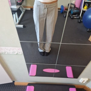 Grå kostymbyxor - Snygga grå kostymbyxor. Lätt material.  Nyskick har lappen kvar. Köparen står för frakten.