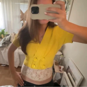 Gul kofta med knappar - Säljer en söt gul kofta med korta ärmar och stora knappar framtill. Perfekt för att liva upp garderoben med en färgklick. Passar bra till både jeans och kjol. Som dn lite längre bolero typ🩵 verkligen såå snygg men passar inte så bra i gult och används inte mycket💛💛