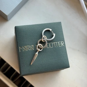  Maria Nilsdotter örhänge - Chaos queen earring från Maria Nilsdotter i silver🩶Det köptes för ca 1 år sedan men är knappt använt då det inte är min stil! Jag putsar det innan jag postar och boxen kommer självklart med!🤍🤍🤍