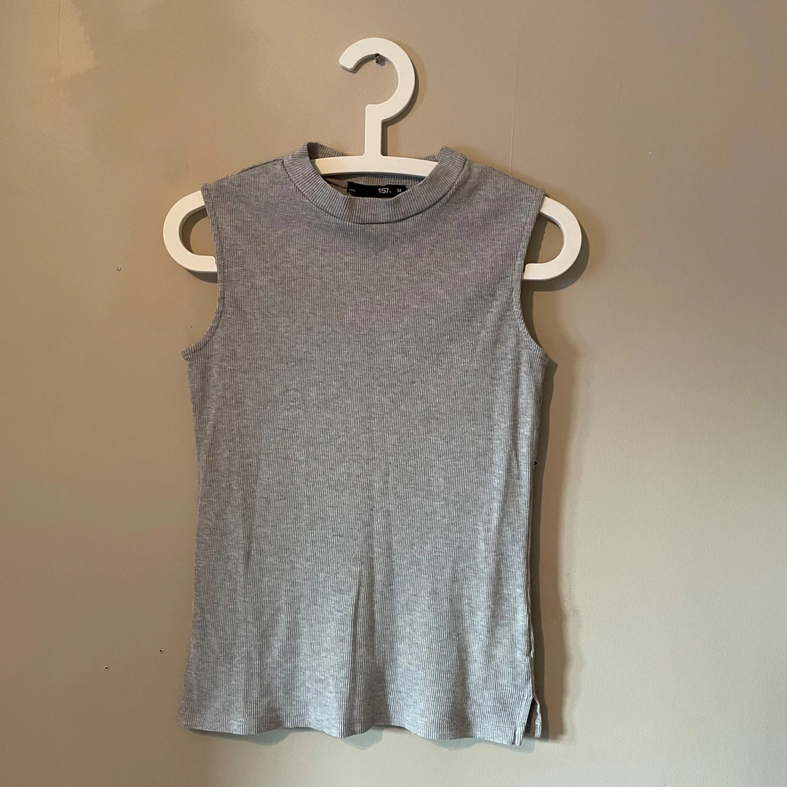 Snygg grå kortärmad topp - 91
