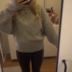 Grå stickad tröja - Säljer denna jätte fina grå mohair och ull blend tröjan från HM, jätte fint skick har inte använt den speciellt mycket så därför säljer jag den💞så skön och mysig  