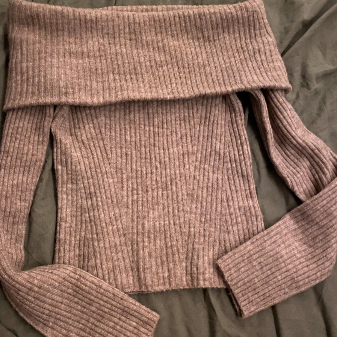 Beige ribbad offshoulder-tröja